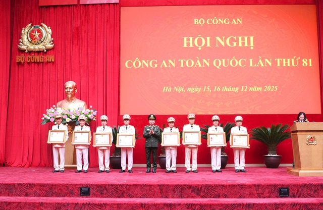 Công an TP Cần Thơ được Bộ Công an tặng Cờ dẫn đầu phong trào thi đua Vì An ninh Tổ quốc năm 2025- Ảnh 3.