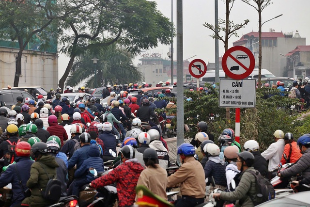 Hạ tầng vượt sông và chiến lược tái cấu trúc không gian Thủ đô: Lời giải nào cho bài toán áp lực giao thông đô thị?- Ảnh 1.