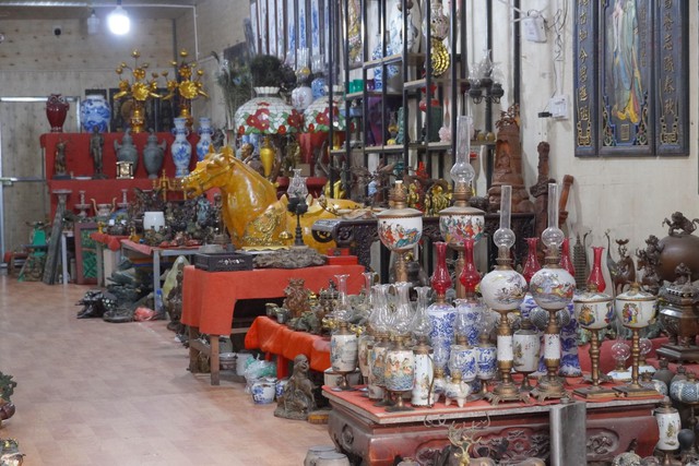 Các món đồ đồng như tượng, đỉnh, lư hương, đèn dầu, vật trang trí được bày san sát, tạo nên không gian đậm màu hoài cổ.