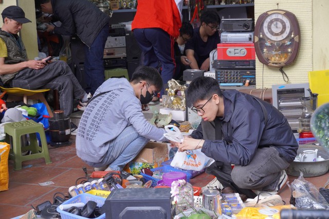 Chợ thu hút nhiều đối tượng khách hàng khác nhau, từ người lớn tuổi tìm lại ký ức xưa đến giới trẻ săn đồ độc lạ.
