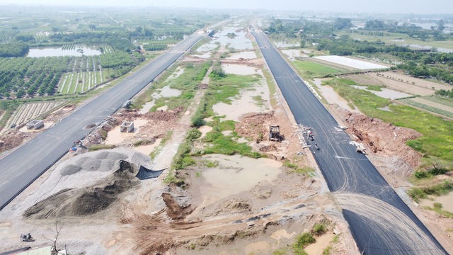 Phong trào thi đua với tinh thần "3 ca, 4 kíp" quyết tâm hoàn thành kịp tiến độ các công trình trọng điểm Thủ đô- Ảnh 3.