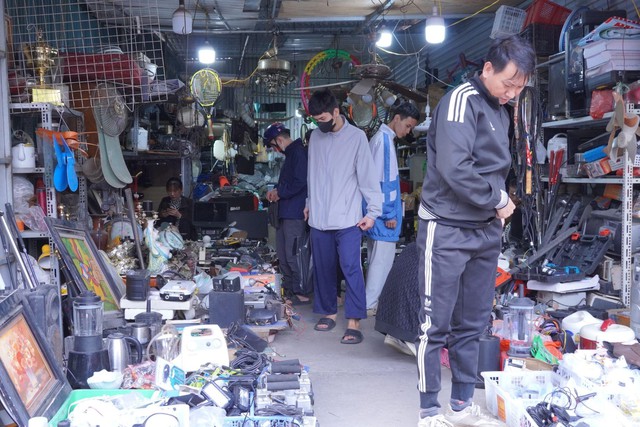 Gian hàng trang sức và phụ kiện thu hút nhiều bạn trẻ bởi sự đa dạng về kiểu dáng, từ vòng tay, nhẫn bạc đến phụ kiện phong cách vintage.