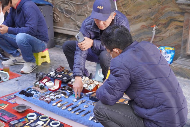 Khoảnh khắc trao đổi, thanh toán diễn ra nhanh gọn, thể hiện sự tin tưởng giữa người mua và người bán.