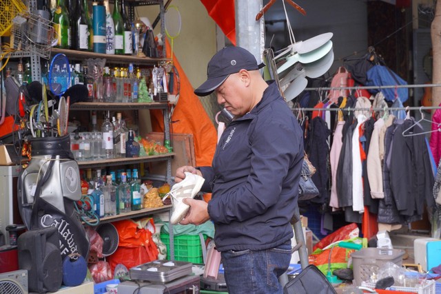 Người mua cẩn thận kiểm tra độ mới và tình trạng sử dụng của món hàng trước khi quyết định mua.