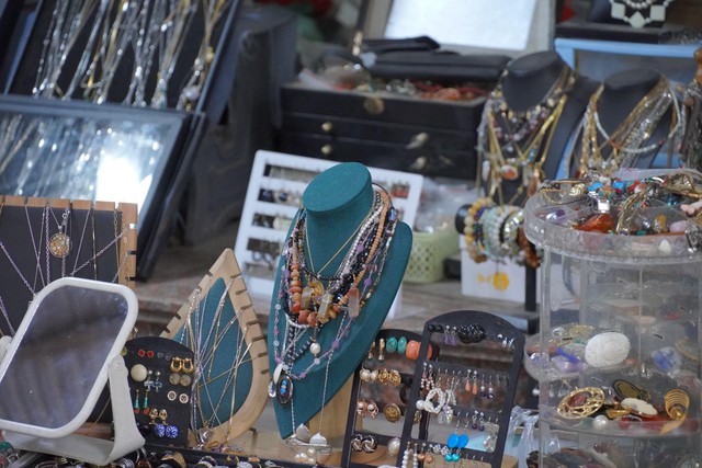 Nhiều món đồ mang phong cách riêng, thu hút người mua tìm kiếm sản phẩm độc bản với giá cả phải chăng.