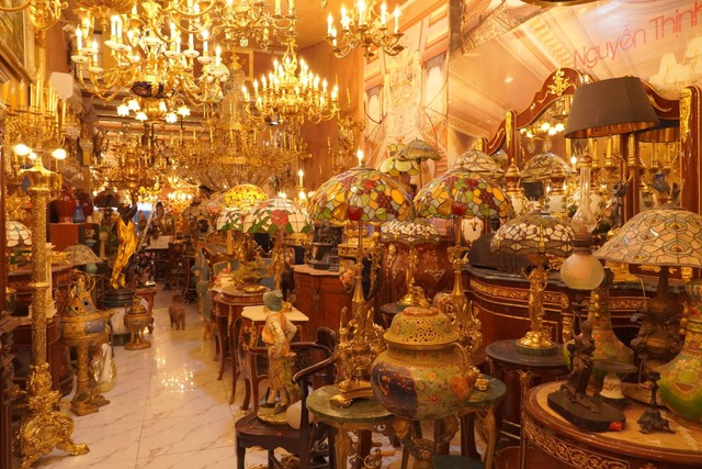 Những chi tiết hoa văn, màu sắc cổ điển trên đồ trang trí tạo điểm nhấn khác biệt giữa không gian chợ truyền thống.