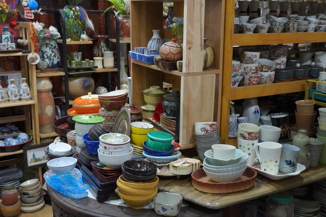 Những chi tiết trầy xước, phai màu trên món đồ gốm được xem là dấu ấn thời gian, tạo nên giá trị riêng cho chúng.