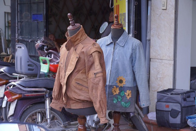 Những chiếc áo khoác hàng Mỹ, Nhật, Hàn tuy đã qua sử dụng nhưng vẫn còn giá trị và thẩm mỹ.