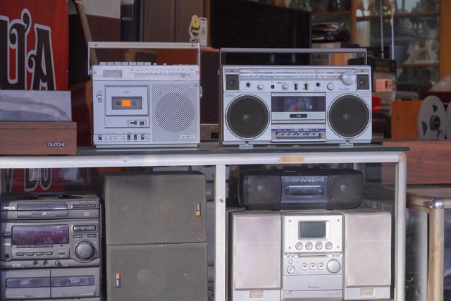 Những món đồ tưởng chừng đã hết vòng đời như radio, cassette… vẫn được trưng bày cẩn thận, chờ người chủ mới.