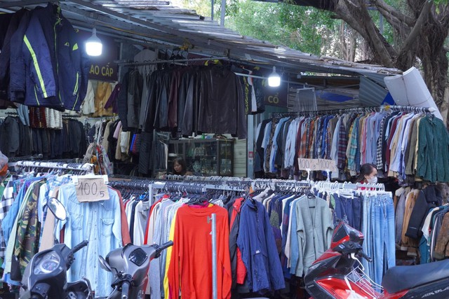 Quần áo cũ được treo kín lối đi, với nhiều mẫu mã, chất liệu khác nhau, đáp ứng nhu cầu săn đồ của người mua.