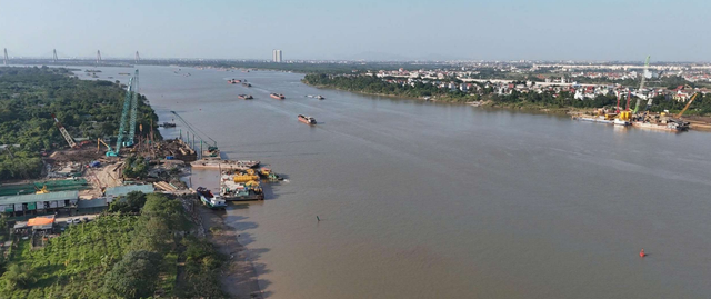 Phong trào thi đua với tinh thần "3 ca, 4 kíp" quyết tâm hoàn thành kịp tiến độ các công trình trọng điểm Thủ đô- Ảnh 1.