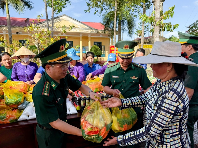 "Phiên chợ đặc biệt” trao tặng 100 phần quà cho người nghèo khu vực biên giới biển TP Cần Thơ- Ảnh 2. "Phiên chợ đặc biệt” trao tặng 100 phần quà cho người nghèo khu vực biên giới biển TP Cần Thơ- Ảnh 2.