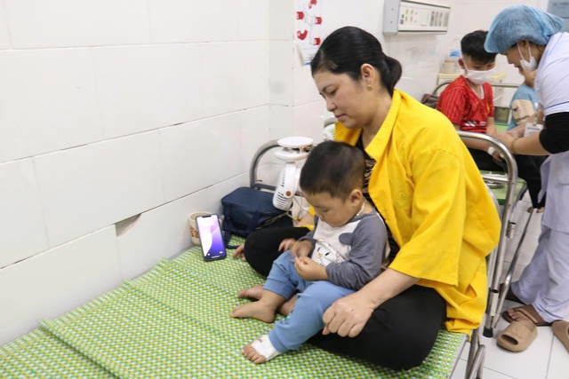 Bệnh viện Nhi Thái Bình: Gắp thành công cây kim trong tá tràng bé 11 tháng tuổi- Ảnh 4. Bệnh viện Nhi Thái Bình: Gắp thành công cây kim trong tá tràng bé 11 tháng tuổi- Ảnh 4.