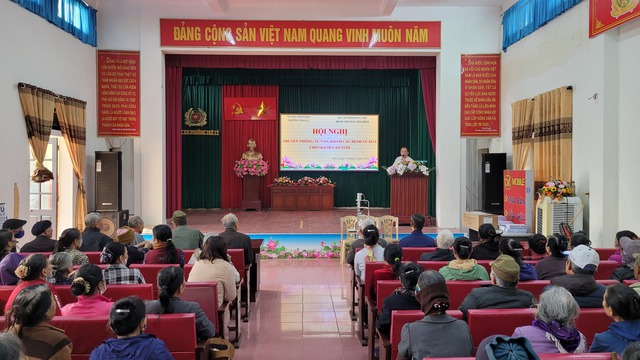 Bệnh viện Mắt Thái Bình: Tổ chức khám mắt và cấp thuốc miễn phí cho người cao tuổi- Ảnh 1.