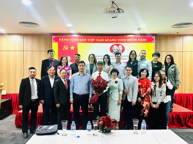 Chi bộ Tạp chí Doanh nghiệp và Tiếp thị long trọng tổ chức kết nạp đảng viên mới- Ảnh 4.