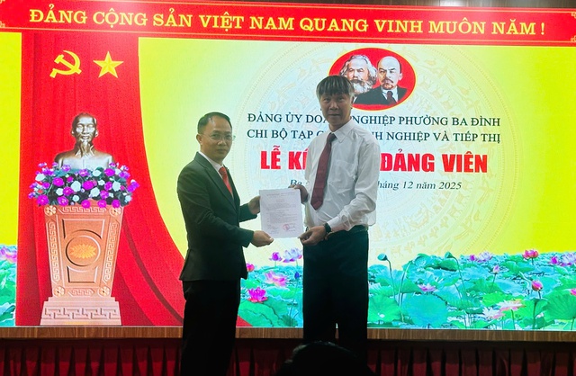 Chi bộ Tạp chí Doanh nghiệp và Tiếp thị long trọng tổ chức kết nạp đảng viên mới- Ảnh 1.