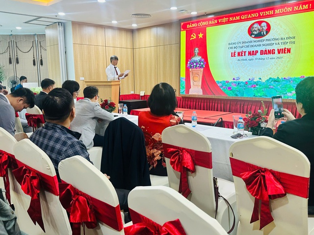 Chi bộ Tạp chí Doanh nghiệp và Tiếp thị long trọng tổ chức kết nạp đảng viên mới- Ảnh 2.