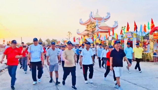 Agribank chi nhánh Vĩnh Thuận Kiên Giang II tham gia đi bộ gây quỹ “Vì người nghèo”- Ảnh 1.