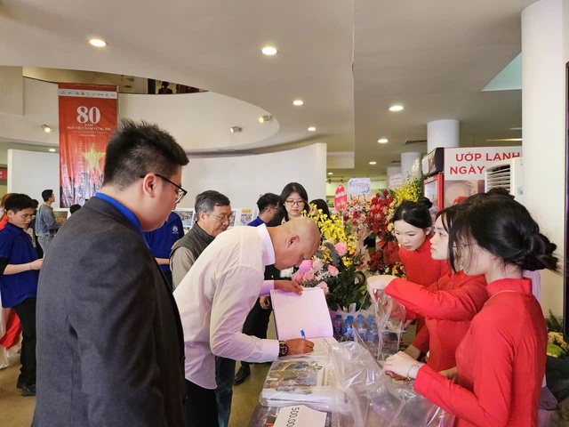 Triển lãm và ra mắt sách ảnh “80 năm - Một Việt Nam vững tin”- Ảnh 3.
