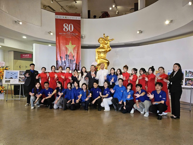 Triển lãm và ra mắt sách ảnh “80 năm - Một Việt Nam vững tin”- Ảnh 5.
