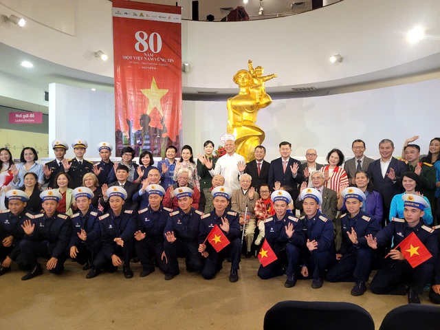 Triển lãm và ra mắt sách ảnh “80 năm - Một Việt Nam vững tin”- Ảnh 4.