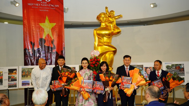 Triển lãm và ra mắt sách ảnh “80 năm - Một Việt Nam vững tin”- Ảnh 2.