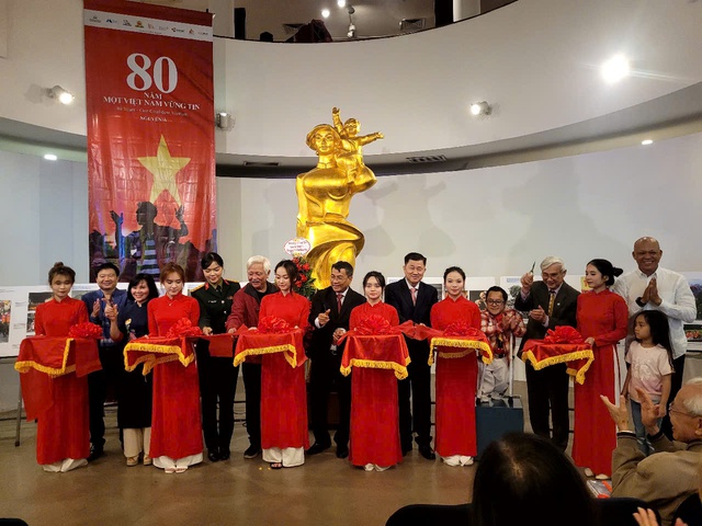 Triển lãm và ra mắt sách ảnh “80 năm - Một Việt Nam vững tin”- Ảnh 1.