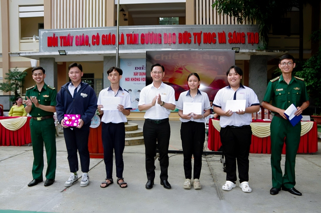 Cuộc thi “Rung chuông vàng” tự hào truyền thống Quân đội Nhân dân Việt Nam- Ảnh 3.