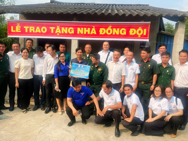 Trung tâm TGPLNN số 1 TP.HCM: Tặng quà và hỗ trợ kinh phí sửa chữa Nhà Đồng đội tại Tây Ninh- Ảnh 1.