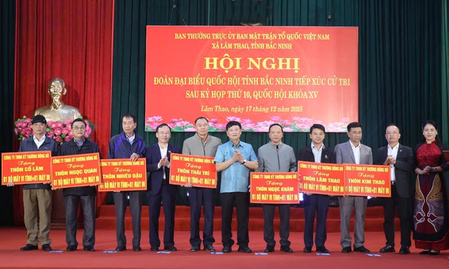 Trao tặng 17 bộ máy tính cho các thôn trên địa bàn xã Lâm Thao- Ảnh 2.