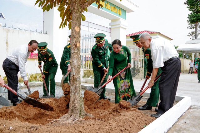 BĐBP TP. Cần Thơ khánh thành Tượng đài “Bác Hồ với chiến sĩ Biên phòng”- Ảnh 2.
