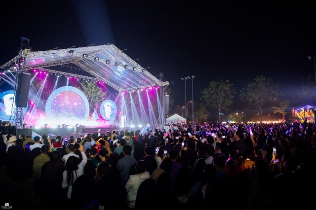 Âm nhạc kết nối cộng đồng trong đêm Giáng sinh ở ROX Living Aquamarine Diễn Châu- Ảnh 1.