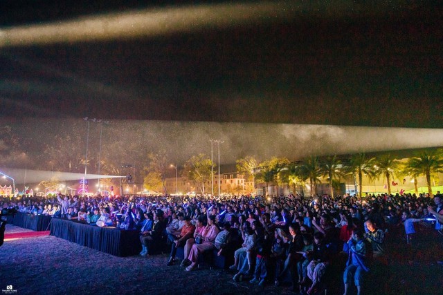 Âm nhạc kết nối cộng đồng trong đêm Giáng sinh ở ROX Living Aquamarine Diễn Châu- Ảnh 2.