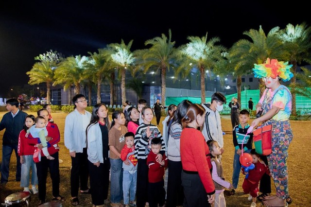 Âm nhạc kết nối cộng đồng trong đêm Giáng sinh ở ROX Living Aquamarine Diễn Châu- Ảnh 3.