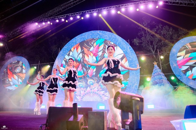 Âm nhạc kết nối cộng đồng trong đêm Giáng sinh ở ROX Living Aquamarine Diễn Châu- Ảnh 6.