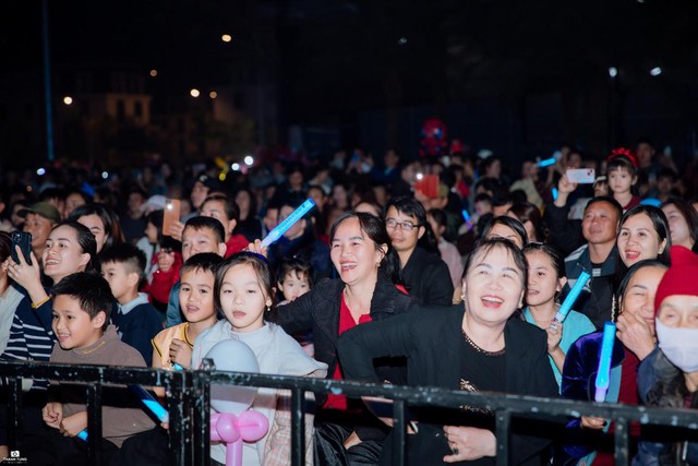 Âm nhạc kết nối cộng đồng trong đêm Giáng sinh ở ROX Living Aquamarine Diễn Châu- Ảnh 10.