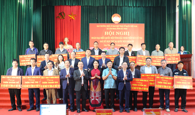 Trao tặng 17 bộ máy tính cho các thôn trên địa bàn xã Lâm Thao- Ảnh 1.