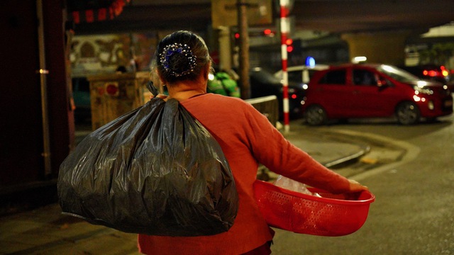 Nụ cười "toả nắng" giữa đêm Hà Nội- Ảnh 1.