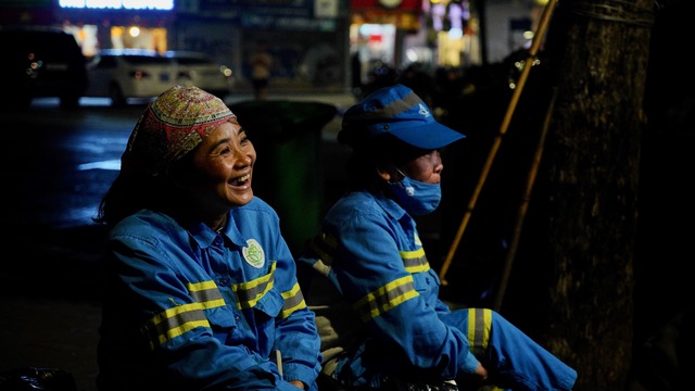 Nụ cười "toả nắng" giữa đêm Hà Nội- Ảnh 10.