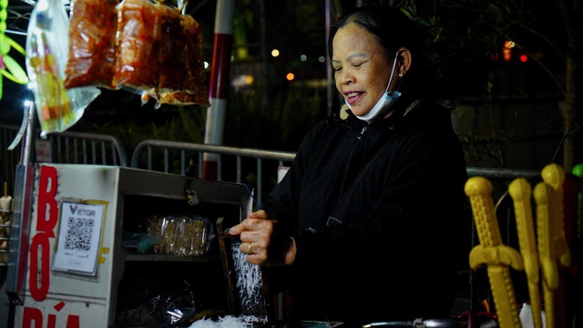 Nụ cười "toả nắng" giữa đêm Hà Nội- Ảnh 7.