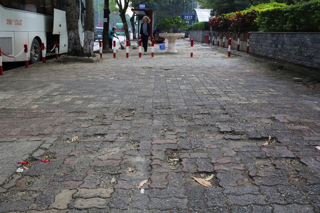 Hà Nội làm mới vỉa hè trên nhiều tuyến phố- Ảnh 2.