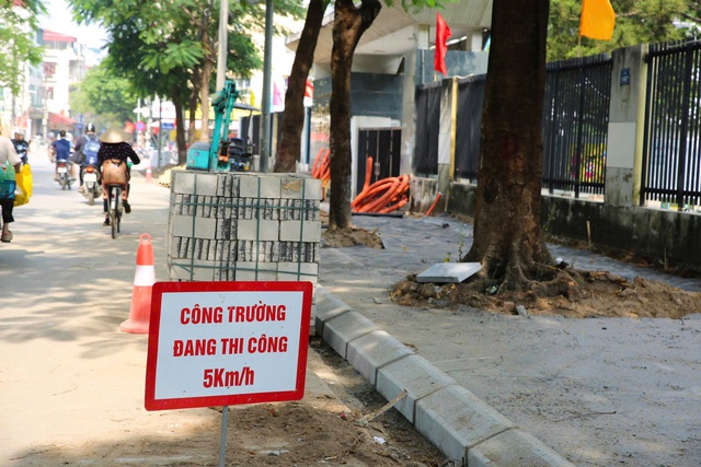 Hà Nội làm mới vỉa hè trên nhiều tuyến phố- Ảnh 8.