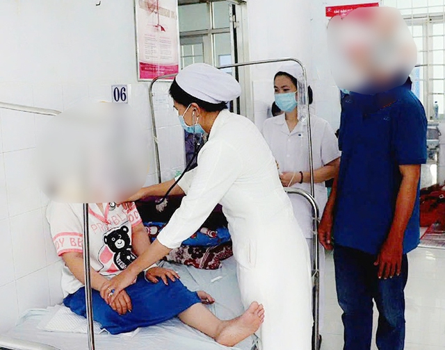 Trung tâm Y tế Vĩnh Thuận cấp cứu thành công bệnh nhân sốc mất máu nặng do thai ngoài tử cung vỡ- Ảnh 1.