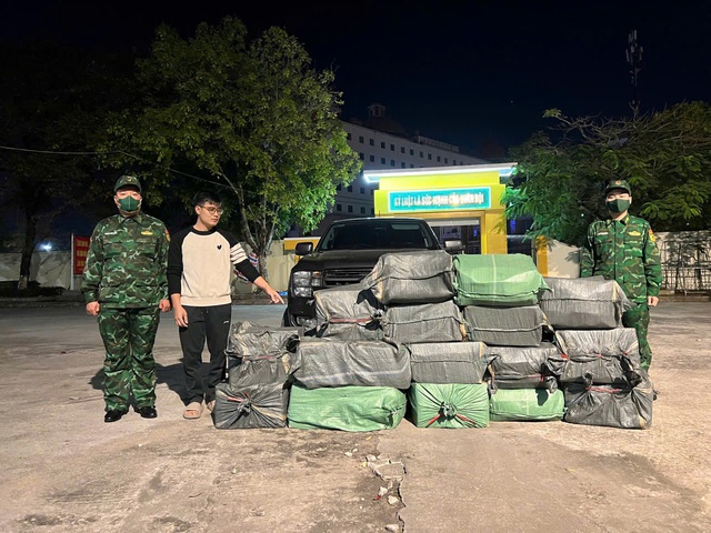 Đồn Biên phòng CKQT Móng Cái: Bắt giữ 380kg thực phẩm không rõ nguồn gốc- Ảnh 1.