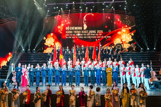 "Hồ Chí Minh - Hành trình khát vọng 2025": Tôn vinh gương sáng học tập và làm theo lời Bác- Ảnh 4. "Hồ Chí Minh - Hành trình khát vọng 2025": Tôn vinh gương sáng học tập và làm theo lời Bác- Ảnh 4.
