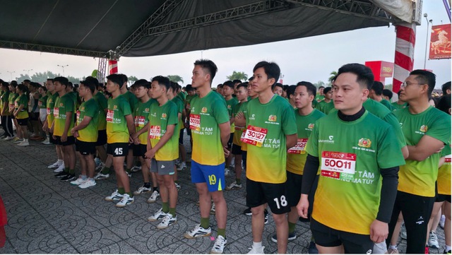 Hơn 1.000 người tham gia giải chạy Marathon “Chung một quyết tâm - Vì cộng đồng không ma túy”- Ảnh 2.