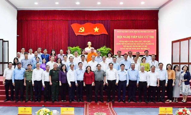 Thủ tướng Chính phủ Phạm Minh Chính và Đoàn ĐBQH TP. Cần Thơ tiếp xúc cử tri chuyên đề về y tế và giáo dục- Ảnh 10.