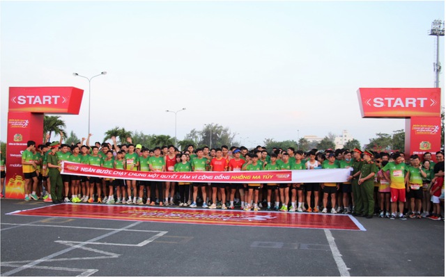 Hơn 1.000 người tham gia giải chạy Marathon “Chung một quyết tâm - Vì cộng đồng không ma túy”- Ảnh 3.