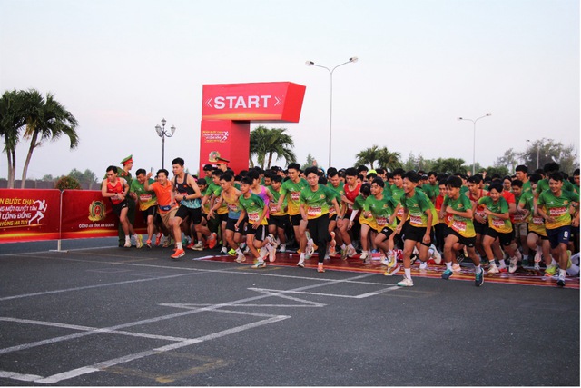Hơn 1.000 người tham gia giải chạy Marathon “Chung một quyết tâm - Vì cộng đồng không ma túy”- Ảnh 4.