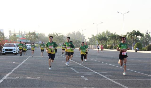 Hơn 1.000 người tham gia giải chạy Marathon “Chung một quyết tâm - Vì cộng đồng không ma túy”- Ảnh 5.